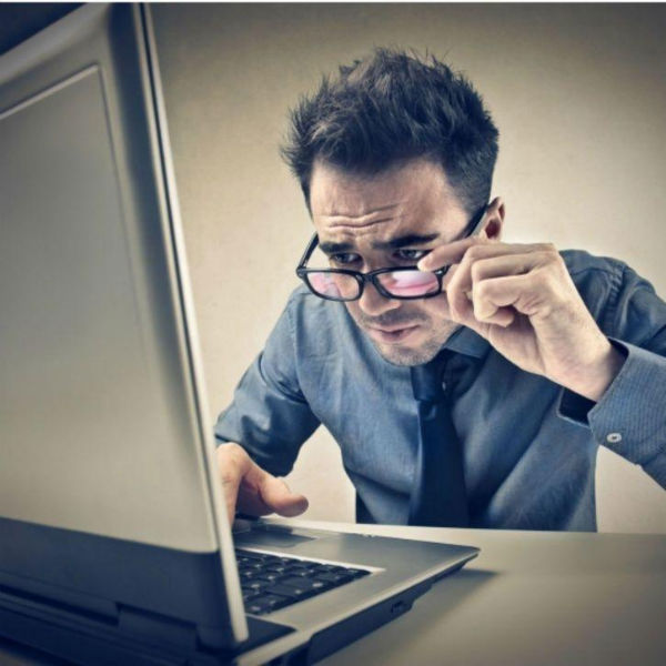 Kinh chong tia man hinh - Nguoi trung nien nen deo de tranh mu loa Kính chống tia màn hình - Người trung niên nên đeo để tránh mù lòa