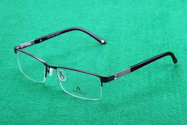 Vì sao sinh viên cần đeo kính cận mỏng thay thế cặp kính dày cộm?