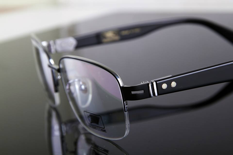 Người đeo kính thông minh chọn kính cận tròng siêu mỏng