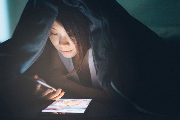Co nen mua kinh bao ve mat khoi anh sang xanh khi dung smartphone Có nên mua kính bảo vệ mắt khỏi ánh sáng xanh khi dùng smartphone