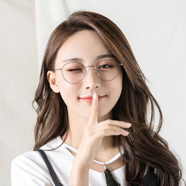 Kham pha 8 tinh nang doc dao cua trong kinh Essilor Eyezen Crizal Khám phá 8 tính năng độc đáo của tròng kính Essilor Eyezen Crizal