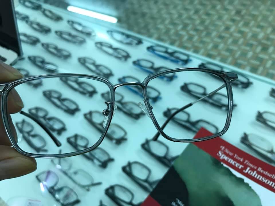 Sài Gòn tìm chỗ mua mắt kính cận siêu mỏng ở đâu