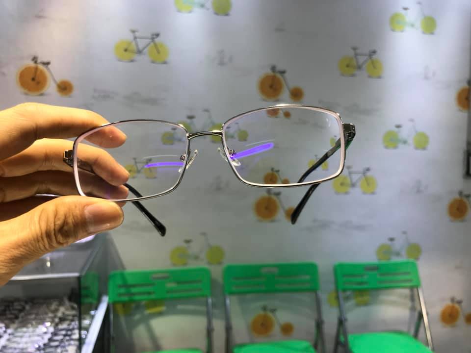Săn lùng mắt kính cận siêu mỏng Nhật Bản ở Sài Gòn