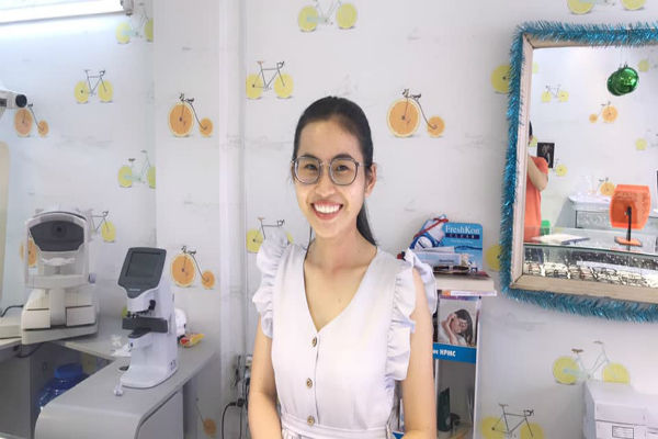 Kính đổi màu bảo vệ đôi mắt tránh khỏi tia UV khi đi ra ngoài trời nắng