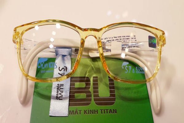 Gọng kính nhựa trong suốt phù hợp với bạn gái yêu thích sự nhẹ nhàng, tinh tế