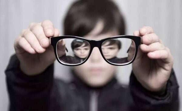 Chữa mắt cận nặng cho trẻ đòi hỏi một quá trình nỗ lực kiên trì của các bậc phụ huynh