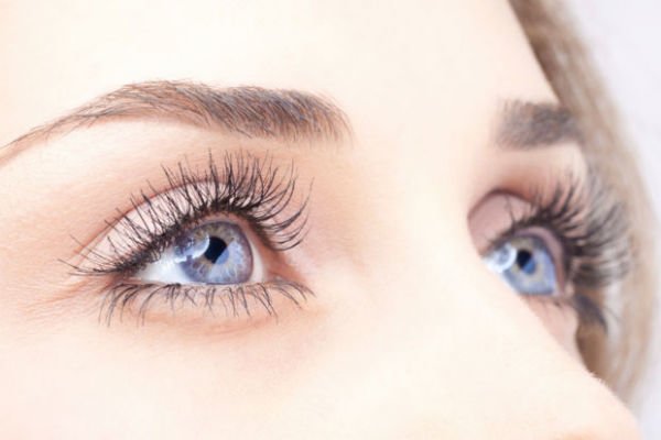 Kính áp tròng dành cho người cận thị giúp cho đôi mắt bạn trở nên lung linh và thu hút hơn
