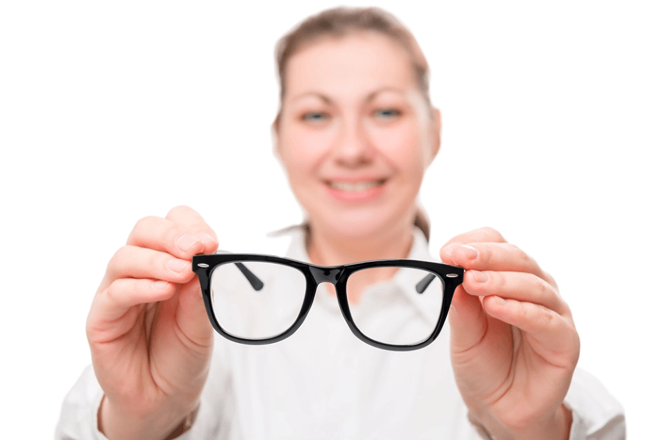 Cận thị có nên đeo kính không-có chữa khỏi cận được không?