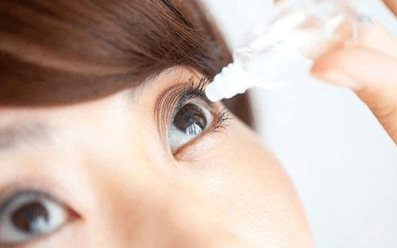 Đeo kính áp tròng dùng thuốc nhỏ mắt nào bảo vệ mắt?