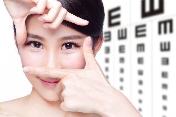 2019-roi-bo-qua-kinh-can-va-mua-ngay-kinh-ap-trong-do-can-thoi 2019 rồi, bỏ qua kính cận và mua ngay kính áp tròng độ cận thôi!