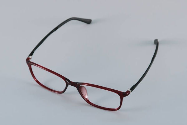 Các tròng kính có chiết suất cao sẽ có rìa kính mỏng hơn so với các sản phẩm mắt kính cùng diop làm bằng chất liệu thông thường
