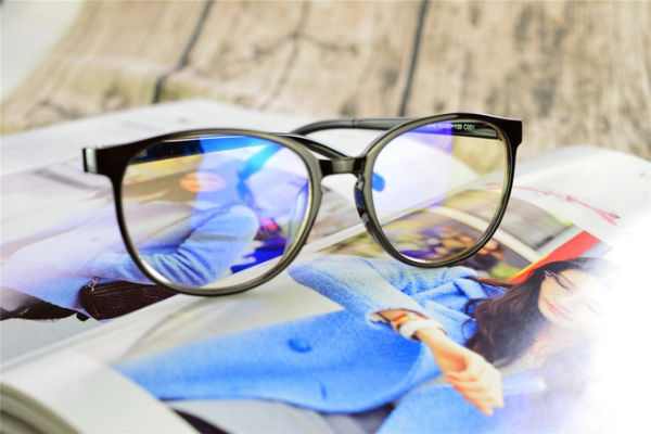 Mắt kính chống ánh sáng xanh có thể loại bỏ được đến 100% tia sáng xanh, cải thiện rõ rệt thị lực 