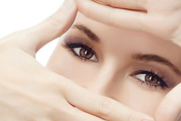 Sau khi phẫu thuật mắt, bạn nên nhắm mở mắt nhẹ nhàng, tránh nhíu mắt và tuyệt đối không dụi mắt.