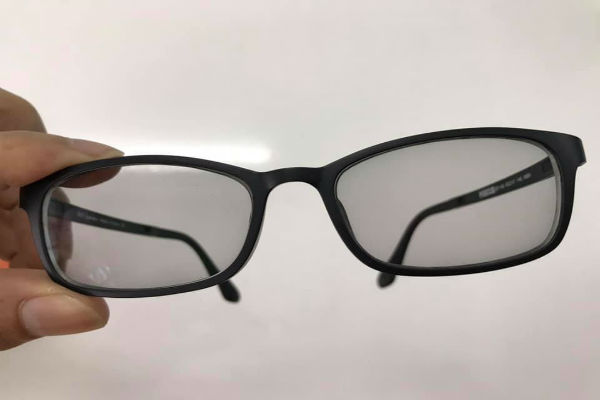 Chiếc kính đặc biệt này phải có khả năng ngăn cản các tia sáng có bước sóng mạnh, càng không để cho chúng xuyên qua thấu kính mắt