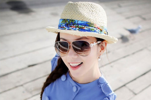 Nếu phải tiếp xúc nhiều với ánh nắng, đeo kính râm là biện pháp tối ưu có thể ngăn ngừa những thiệt hại mà tia UV gây ra cho giác mạc