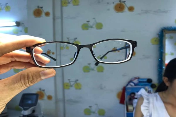 Bị cận thị có nên đeo kính không vẫn còn khiến nhiều người lao đao đi tìm câu trả lời