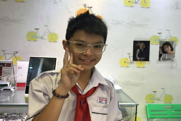 Muon-trong-thanh-lich-nhung-cuc-ca-tinh-hay-deo-gong-kinh-can-trong-suot Muốn trông thanh lịch nhưng cực cá tính hãy đeo gọng kính cận trong suốt