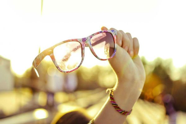 Bất kể mua kính mát hay kính cận thì cũng nên mua mắt kính ở đâu có khả năng chống tia UV tốt