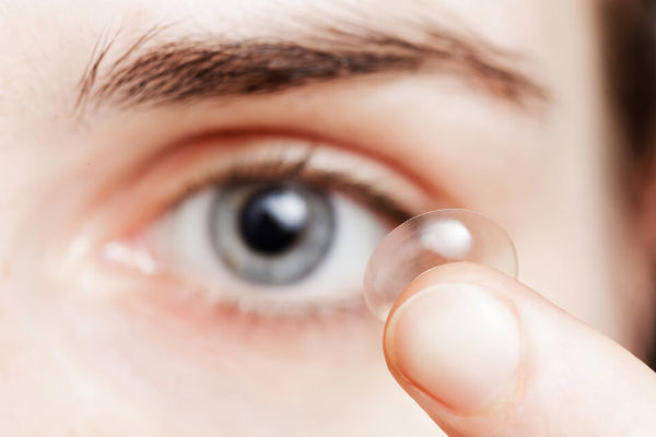 Kính áp tròng có công dụng riêng, tốt cho mắt nếu bạn dùng đúng cách và tuân thủ hướng dẫn của bác sĩ