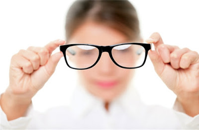 Sử dụng kính cận chống nắng để bảo vệ mắt