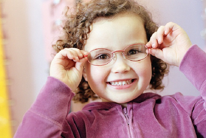 Mắt kính cận gọng nhựa thích hợp cho trẻ
