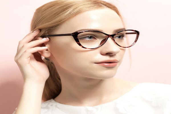 Sử dụng kính thời trang cũng phải chú ý đến sức khỏe mắt, chọn kính chính hãng