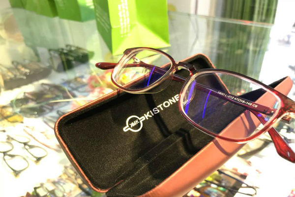 Bạn nên tìm mua kính chống ánh sáng xanh để bảo vệ mắt tốt hơn nếu thường xuyên tiếp xúc phần mềm thiết bị điện tử