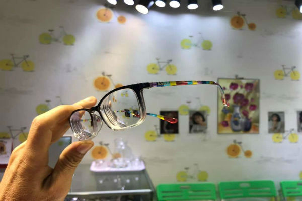 Mắt kính plastic chiết suất cao nhẹ hơn so với các mắt kính tương đương làm từ plastic thông thường
