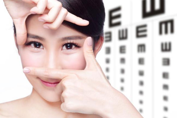 Kính áp tròng cận thị (lens) là sản phẩm cực mỏng nhẹ, không hề gây cộm mắt khi đeo