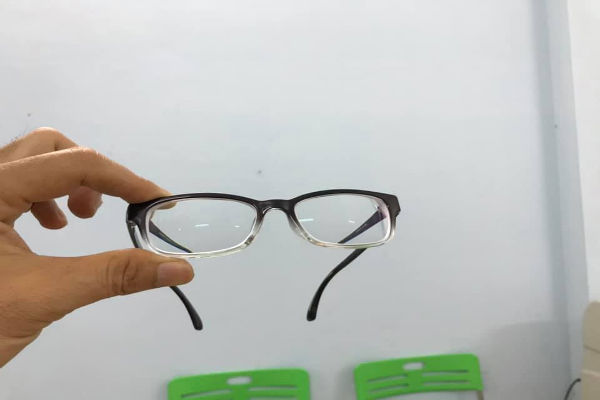 Khi chọn kính cận tròng thường, độ cận tỷ lệ thuận với độ dày của kính