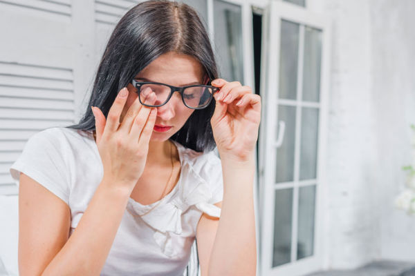 Do thể trạng yếu hoặc do độ cận của mắt quá cao khiến mắt phải điều tiết nhiều gây mệt mỏi