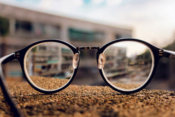 Sử dụng kính chống chói lóa sẽ giúp tầm nhìn sắc nét và rõ ràng hơn