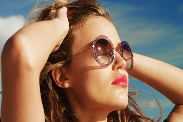Tia UV có nhiều trong ánh nắng tự nhiên, do đó tiếp xúc hàng ngày sẽ gây hại cho mắt.