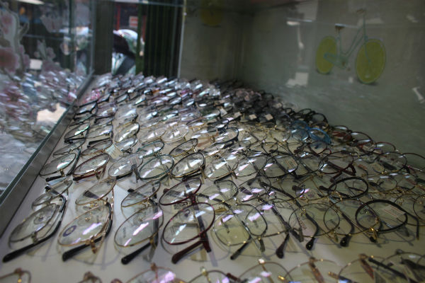 Thị trường mắt kính quá đa dạng khiến cho người mua kính dễ nhầm lẫn, sử dụng kính kém chất lượng