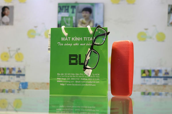 Để thuận tiện hơn khi mua mắt kính cận đẹp TP HCM, mắt kính Titan đã cho ra mắt dịch vụ mua kính cận online