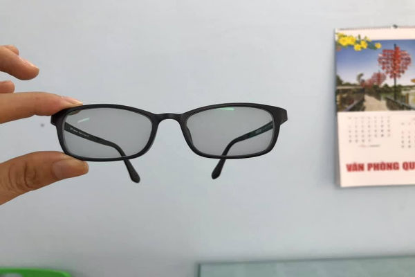 Một chiếc kính mát đổi màu nam tốt vừa giúp chống tia UV vừa giúp chống bụi hay các vật thể lạ bay vào mắt