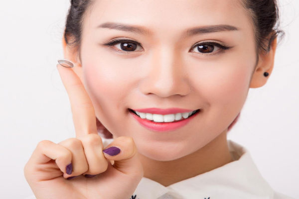 cach-deo-kinh-ap-trong-danh-cho-nguoi-can-thi-de-khong-lam-hai-mat Cách đeo kính áp tròng dành cho người cận thị để không làm hại mắt