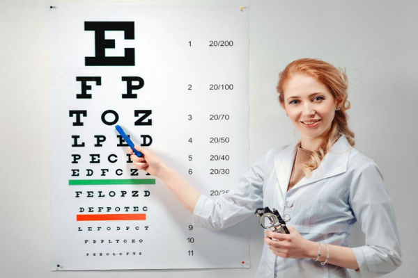 Thực tế, người lớn dễ nhận thấy thay đổi bất thường của mắt để khám và cắt kính cận sớm
