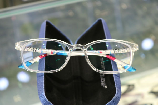 Sử dụng kính trong suốt màu có nhiều ưu điểm mà nổi bật nhất là tính thời trang