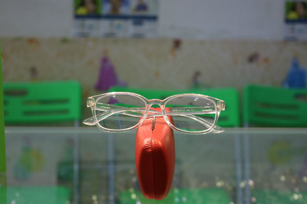Đeo kính cận là một trong những biện pháp cần thiết để điều chỉnh tật cận thị