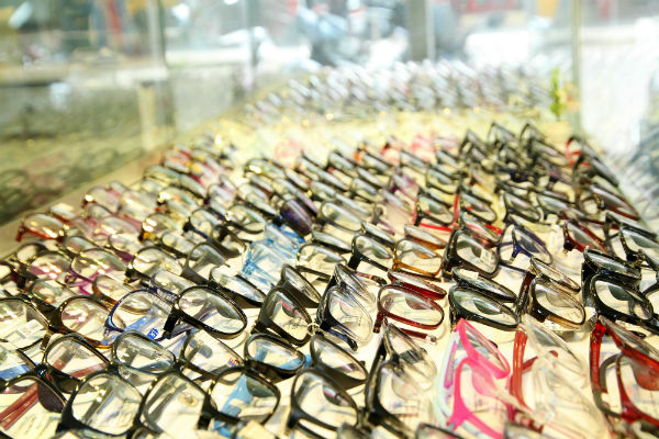 Khi mua mắt kính thuốc, bạn hãy chọn những sản phẩm tròng kính có chức năng phù hợp với nhu cầu thực tế công việc
