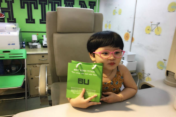 Sau khi mua mắt kính chống tia UV, ba mẹ nên dạy bé cách bảo vệ chiếc kính của mình
