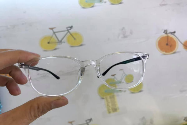 Trường hợp mắt cận nặng hơn thì nên đeo kính để mắt không phải điều tiết quá nhiều.