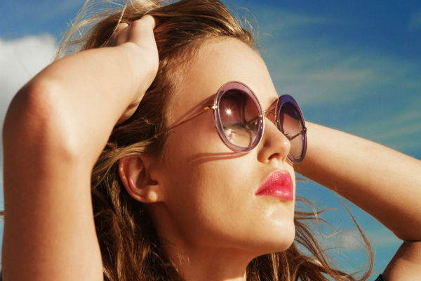 Tròng kính cận đổi màu sẽ giúp người dùng bảo vệ được đôi mắt khỏi tác động của tia UV
