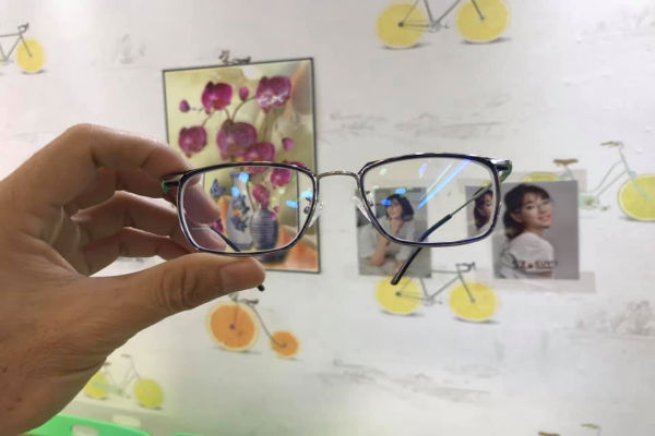 trong-kinh-doi-mau-hoya Tròng kính đổi màu Hoya