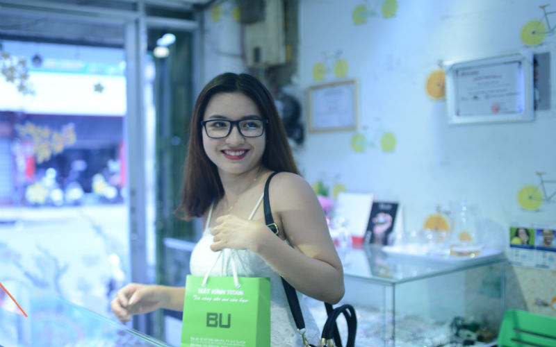 Giá tròng kính siêu mỏng 1.74 Essilor Pháp sẽ có giá thành không giống với tròng kính siêu mỏng 1.74 Hoya Nhật trong-kinh-sieu-mong-1.74-0107
