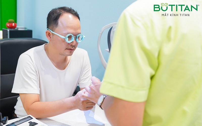 Đeo kính lão bị nhức mắt