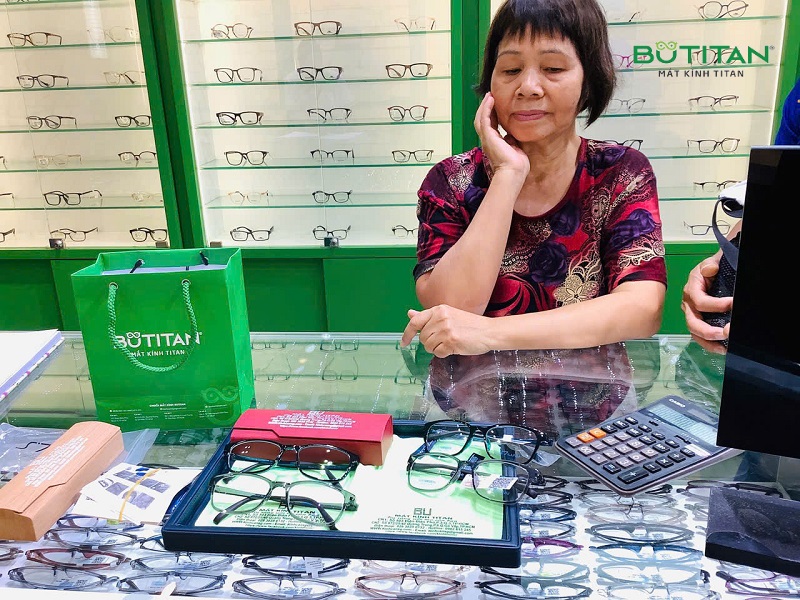 Đeo kính lão bị nhức mắt
