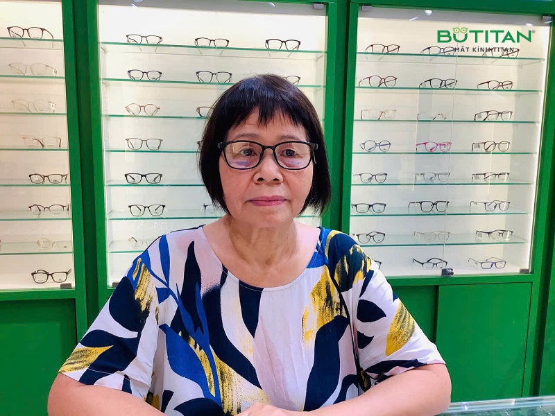 đeo kính lão bị nhức mắt
