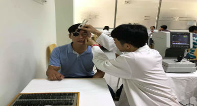 Cách chữa trị căng mỏi đeo kính lão bị nhức mắt hiệu quả